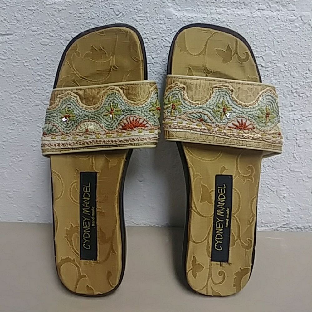 NWOT Cydney Mandel hand made slip ons SZ6